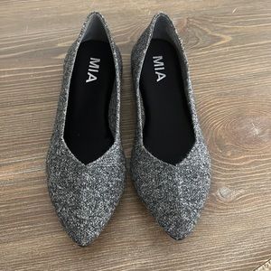 Size 6 MIA flats